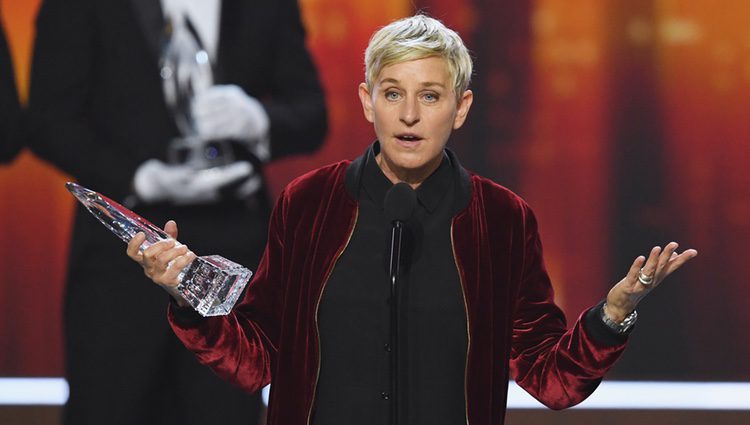 Ellen DeGeneres recogiendo uno de los tres galardones de los People's Choice Awards 2017