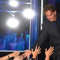 Johnny Depp recibiendo el cariño del público en los People's Choice Awards 2017