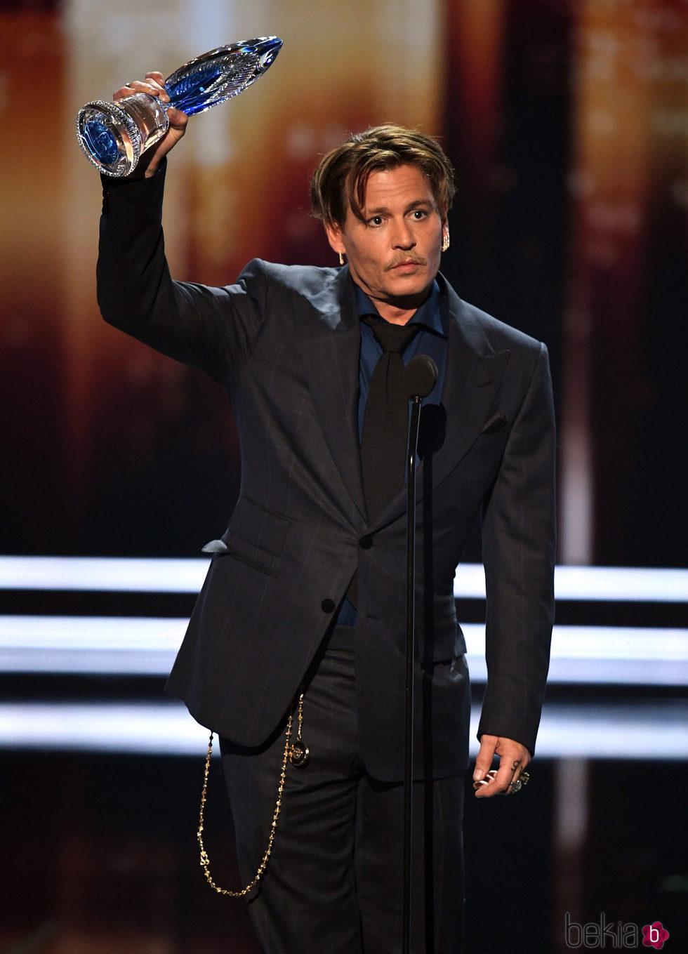 Johnny Depp recogiendo su premio a icono del cine en los People's Choice Awards 2017