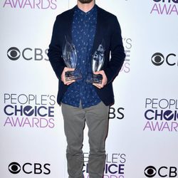 Justin Timberlake posando con sus dos galardones en los People's Choice Awards 2017