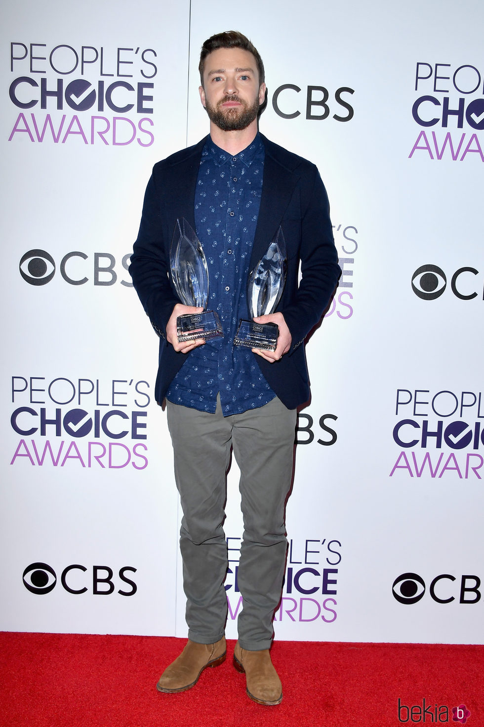 Justin Timberlake posando con sus dos galardones en los People's Choice Awards 2017