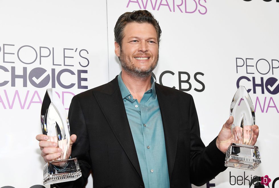 Blake Shelton posando con sus dos galardones en los People's Choice Awards 2017