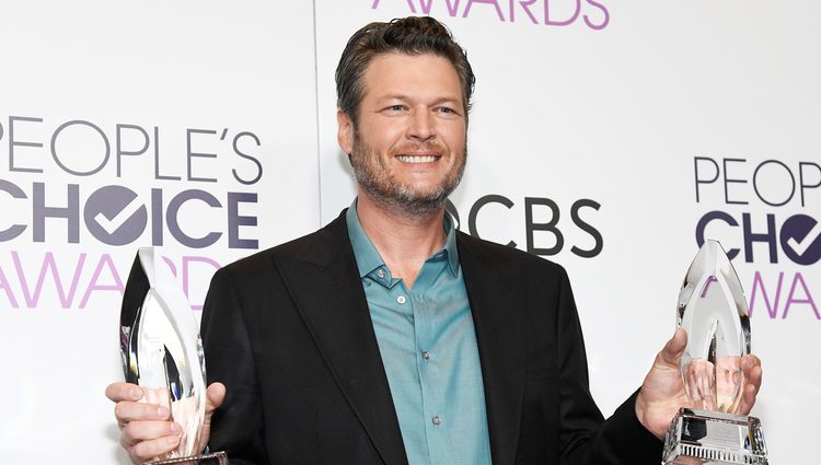 Blake Shelton posando con sus dos galardones en los People's Choice Awards 2017