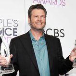 Blake Shelton posando con sus dos galardones en los People's Choice Awards 2017