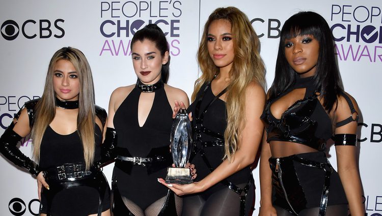 Fifth Harmony posando con el premio que ganaron en los People's Choice Awards 2017