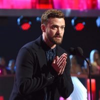 Justin Timberlake agradeciendo sus galardones en los People's Choice Awards 2017