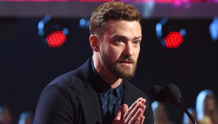 Justin Timberlake agradeciendo sus galardones en los People's Choice Awards 2017