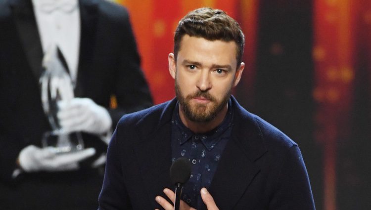 Justin Timberlake recogiendo su galardón en los People's Choice Awards 2017