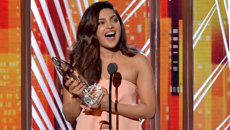 Priyanka Chopra recibiendo su premio en los People's Choice Awards 2017