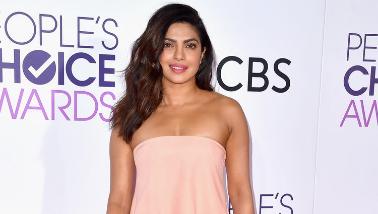 Priyanka Chopra posando en la alfombra roja de los People's Choice Awards 2017