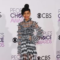 Yara Shahidi en la alfombra roja de los People's Choice Awards 2017