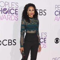 Kelly McCreary en la alfombra roja de los People's Choice Awards 2017