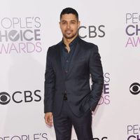 Wilmer Valderrama en la alfombra roja de los People's Choice Awards 2017