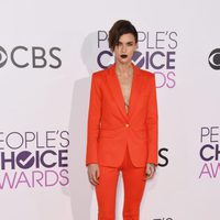 Ruby Rose en la alfombra roja de los People's Choice Awards 2017