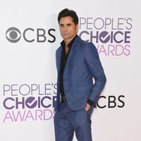 John Stamos en la alfombra roja de los People's Choice Awards 2017