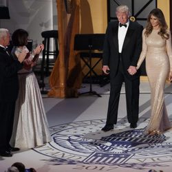 Donald Trump y el vicepresidente de Estados Unidos con sus respectivas mujeres en la cena de gala de la investidura