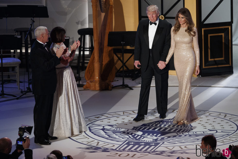 Donald Trump y el vicepresidente de Estados Unidos con sus respectivas mujeres en la cena de gala de la investidura