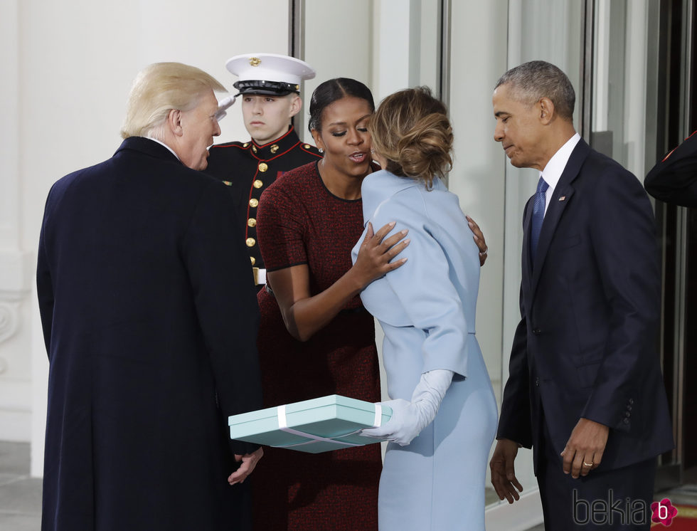 Michelle Obama y Melania Trump se saludan en la toma de posesión de la presidencia de Donald Trump