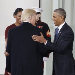 Donald Trump y Barack Obama se saludan en la toma de posesión de la presidencia del primero