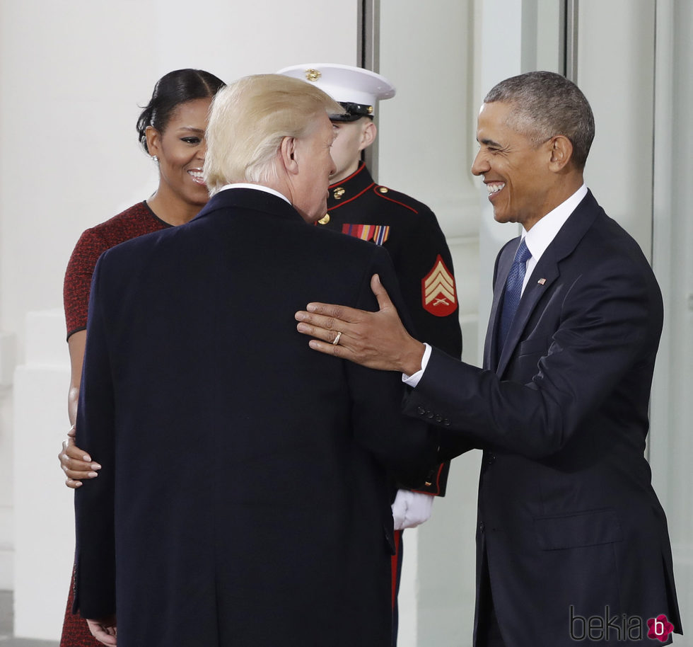 Donald Trump y Barack Obama se saludan en la toma de posesión de la presidencia del primero