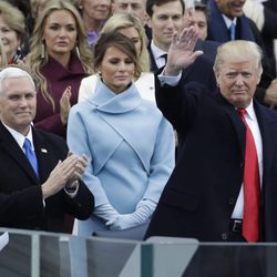 Donald Trump en su investidura con su mujer y el vicepresidente Mike Pence