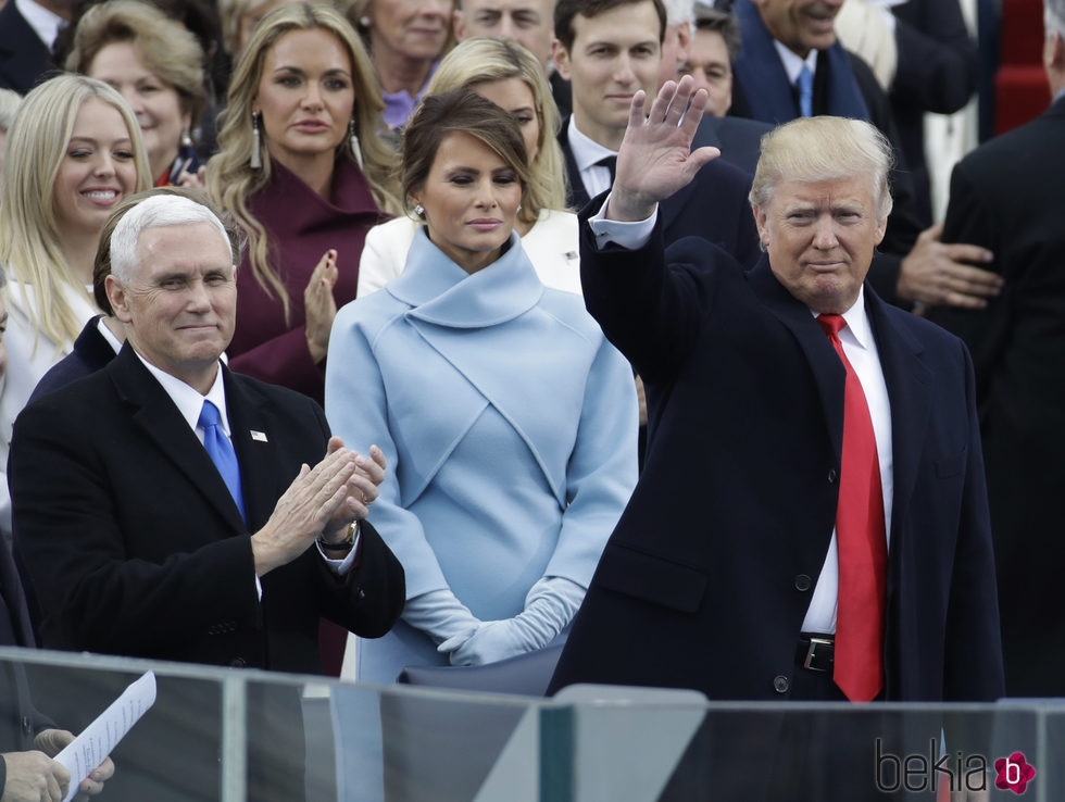 Donald Trump en su investidura con su mujer y el vicepresidente Mike Pence