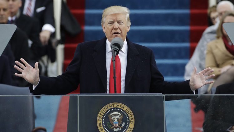 Donald Trump dando un discurso tras su investidura como el 45º presidente de Estados Unidos