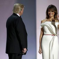 Melania Trump saludando en el baile de inauguración de la presidencia de su marido