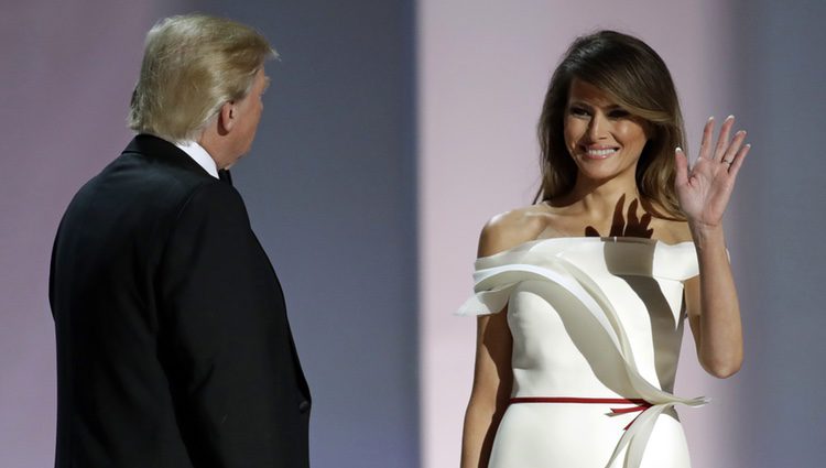 Melania Trump saludando en el baile de inauguración de la presidencia de su marido