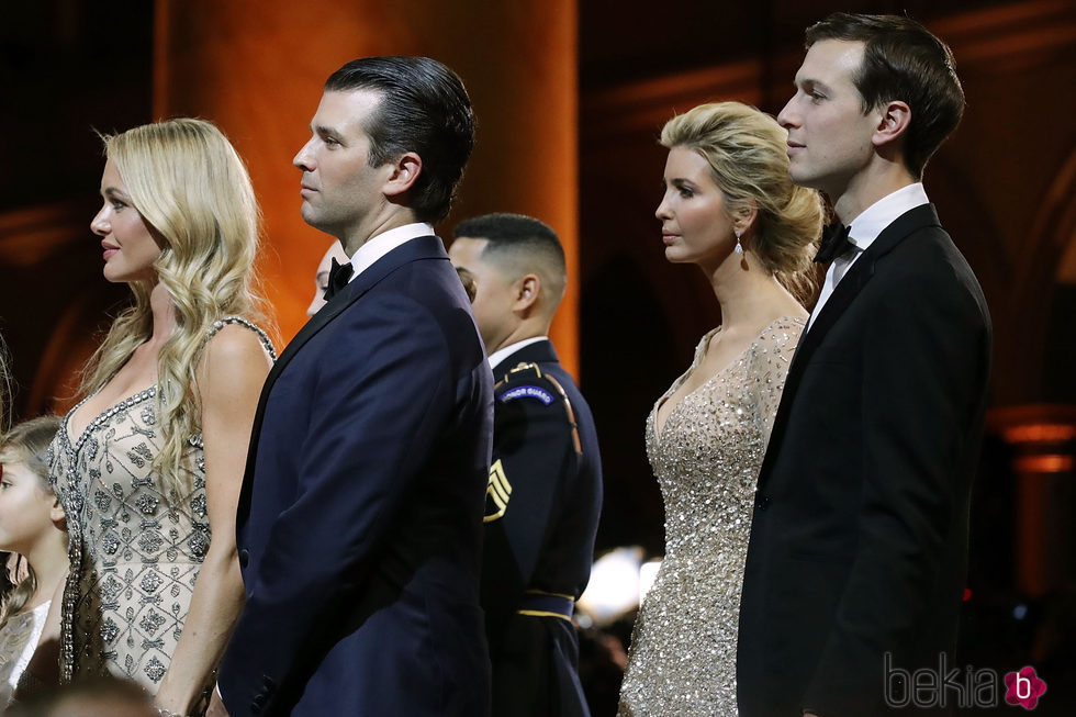 Ivanka y Donald Trump Jr con sus parejas en el baile inaugural de su presidencia