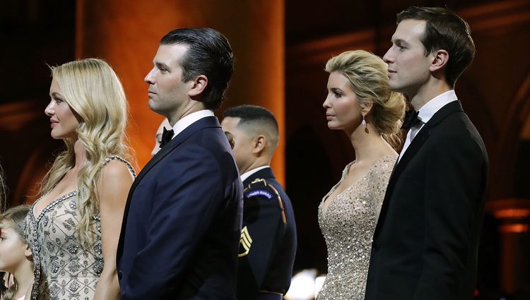 Ivanka y Donald Trump Jr con sus parejas en el baile inaugural de su presidencia