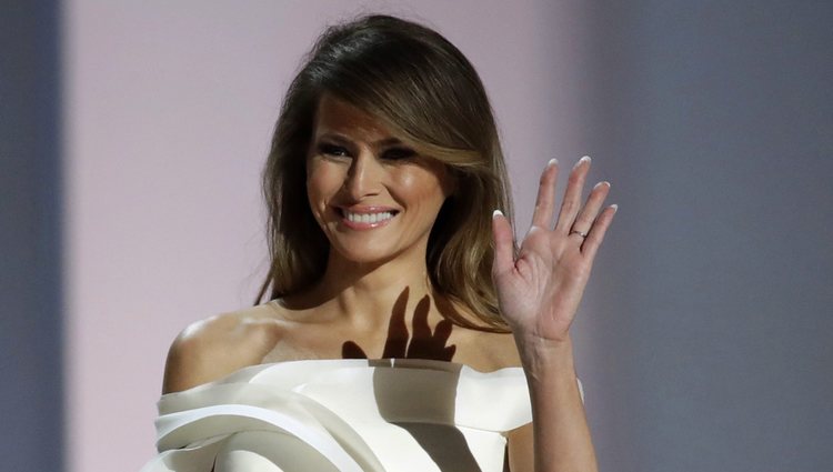 Melania Trump y su look durante el baile inaugural de la toma de posesión