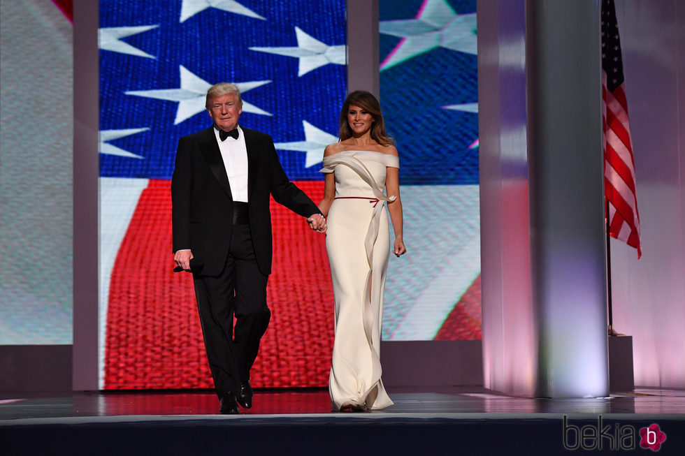 Donald Trump y Melania, juntos en el baile inaugural