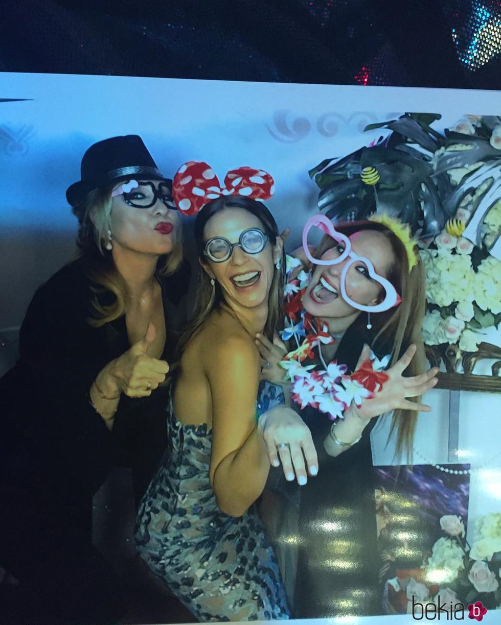 Tamara Gorro se divierte junto a Rosa Benito y Rosario Mohedano en la fiesta de su 30 cumpleaños