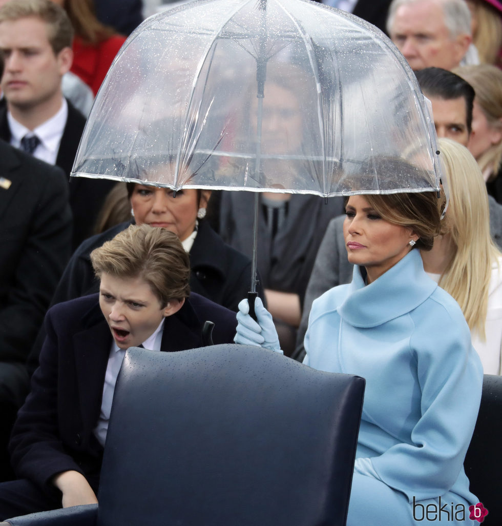 Barron Trump bostezando en la investidura de us padre