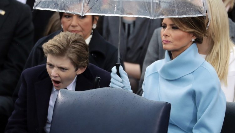 Barron Trump bostezando en la investidura de us padre