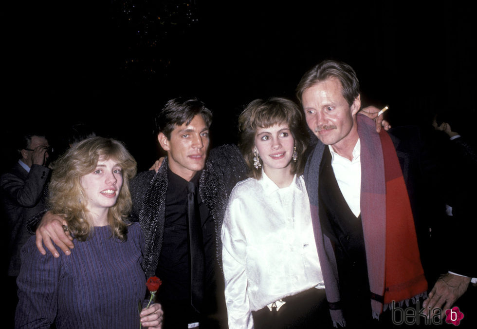 Lisa, Eric y Julia Roberts con John Voight en un evento