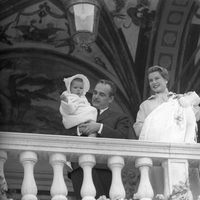 Rainiero de Mónaco y Grace Kelly con sus hijos Carolina y Alberto en 1958