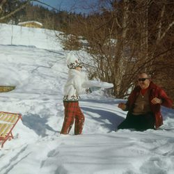 Carolina de Mónaco jugando con la nieve con Rainiero de Mónaco en Gstaad