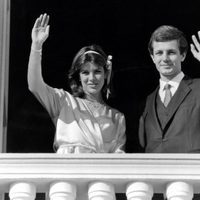 Carolina de Mónaco y Stefano Casiraghi saludan tras su boda