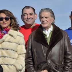 Jaime Ostos y María Ángeles Grajal en un partido de fútbol benéfico