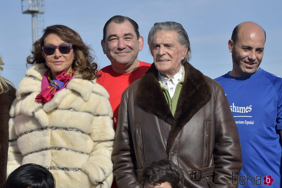 Jaime Ostos y María Ángeles Grajal en un partido de fútbol benéfico