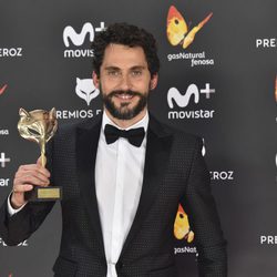 Paco León con su premio Feroz