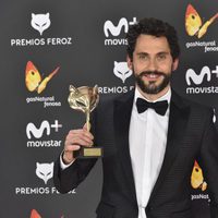 Paco León con su premio Feroz