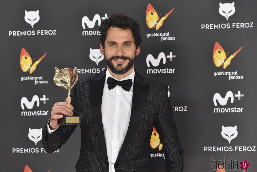 Paco León con su premio Feroz