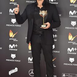 Roberto Álamo con su Premio Feroz