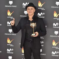 Roberto Álamo con su Premio Feroz