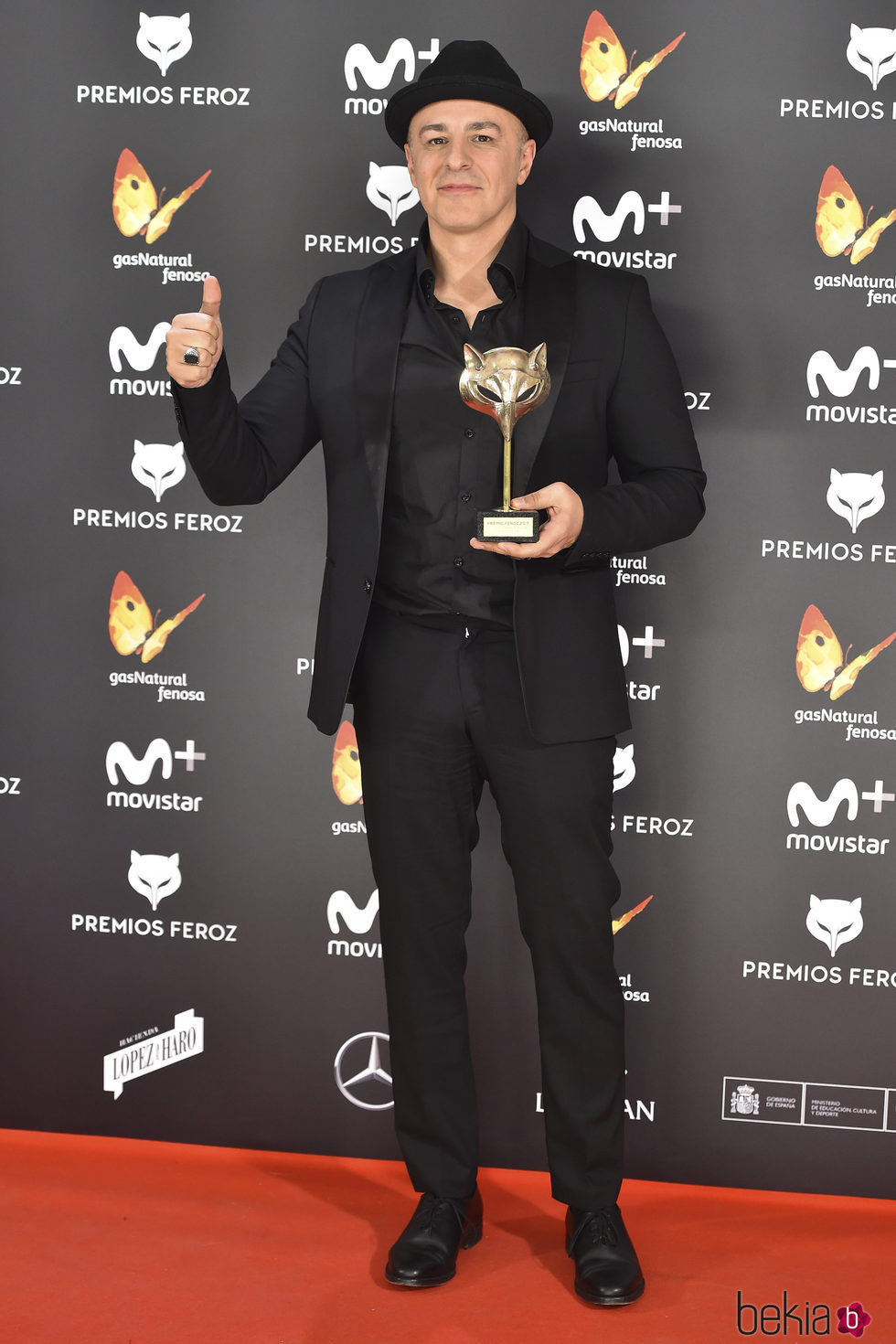 Roberto Álamo con su Premio Feroz