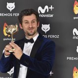 Raúl Arévalo con su Premio Feroz