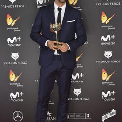 Hugo Silva con su Premio Feroz